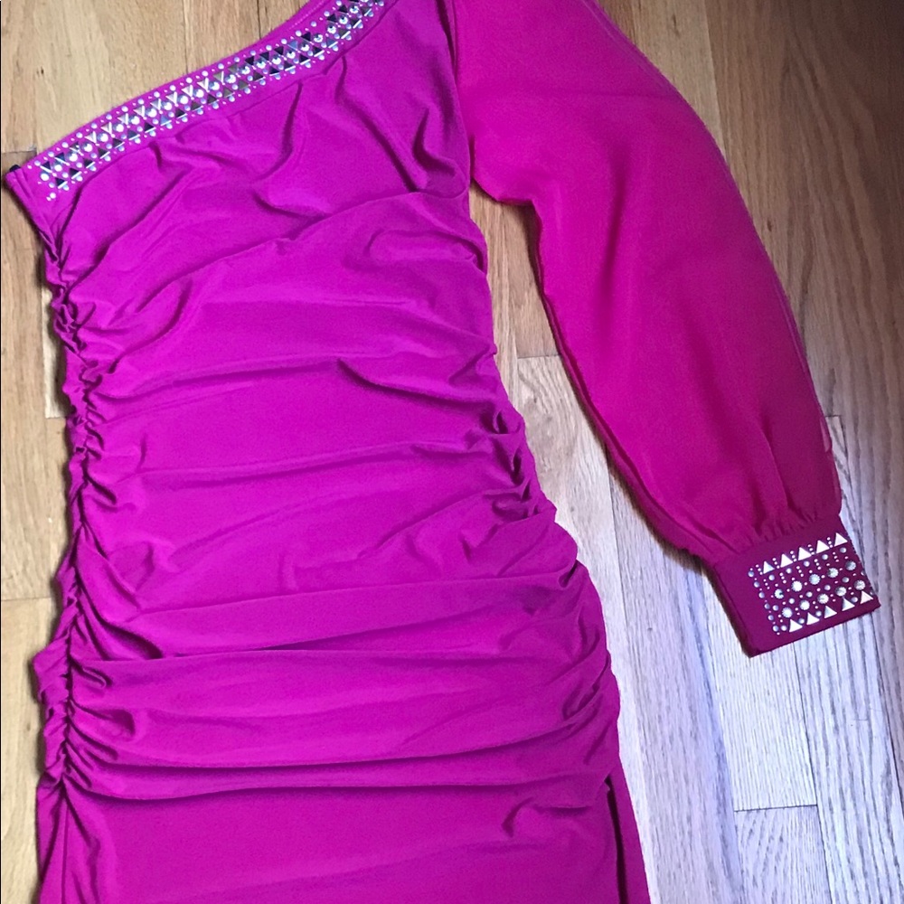 Dress stretch,  the sleeve is chiffon transparent